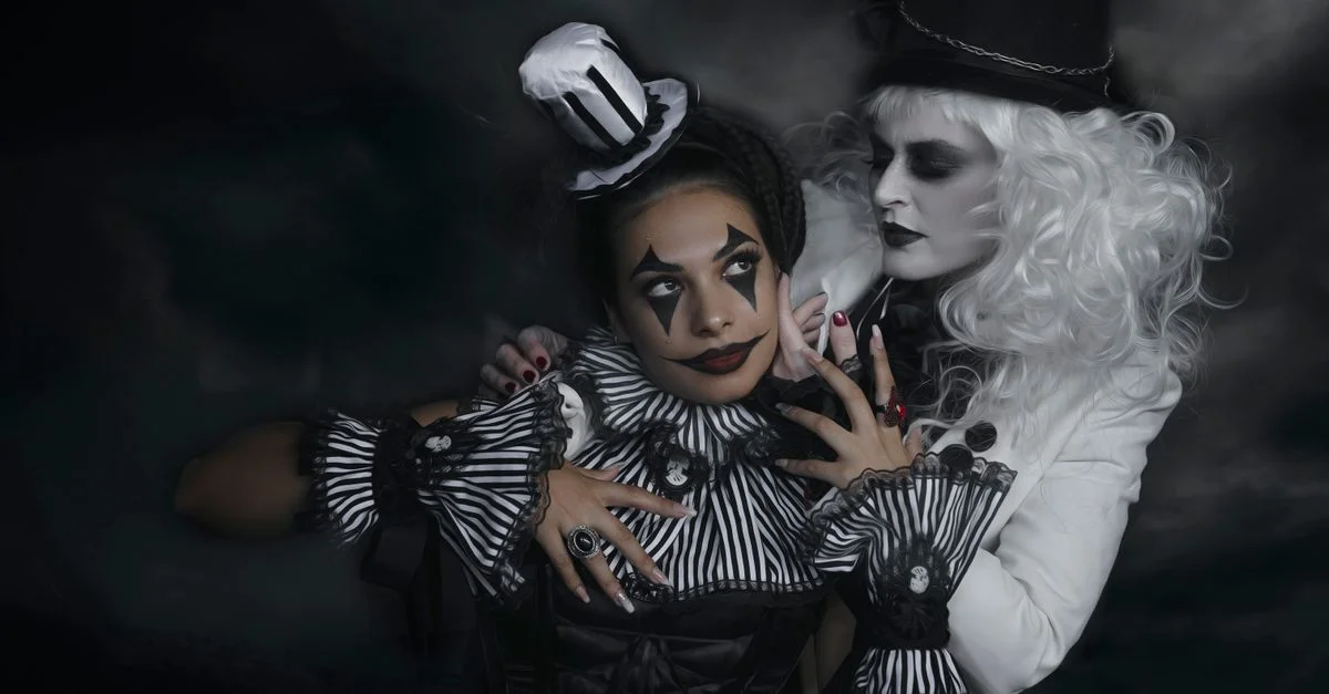 Retrato oscuro y dramático de dos mujeres en disfraces de payaso, perfecto para temas de Halloween.