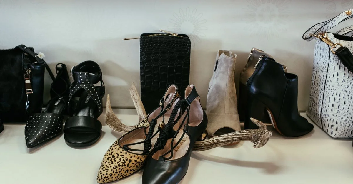 Exhibición elegante de zapatos y bolsos de alta gama que muestran tendencias de moda modernas.